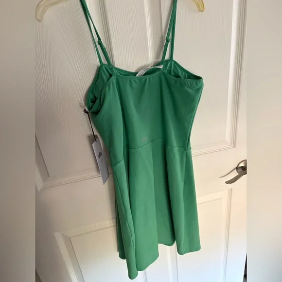alo courtside tennis dress large nwt lettuce color